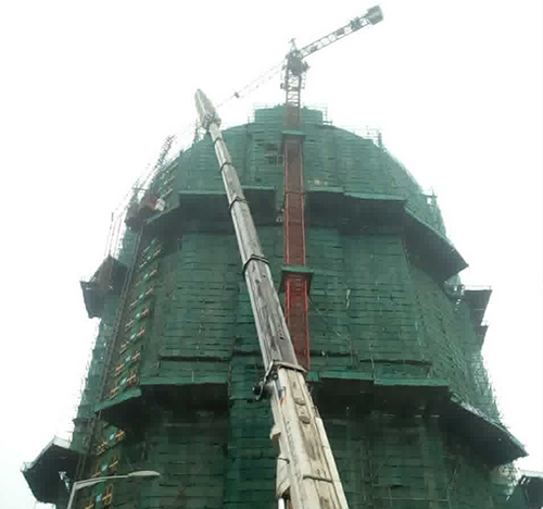 滨城吊车在工地上作业